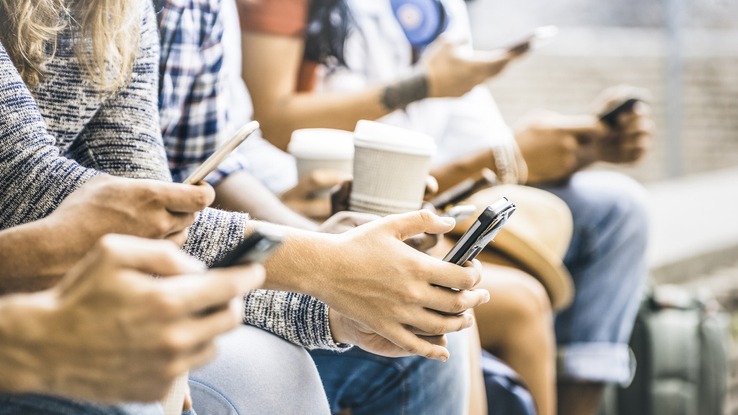 Multicultural friends group using smartphone with coffee at university college break – People hands addicted by mobile smart phone – Technology concept with connected trendy millennials – Filter image