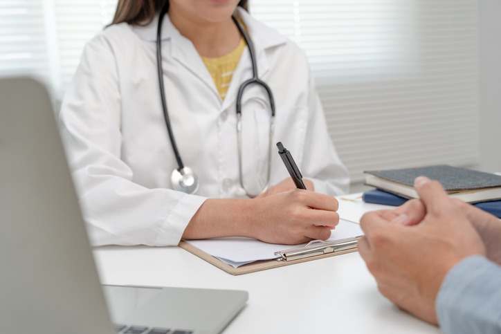 Female doctor advice consulting diagnosis and check-up at hospital clinic. Patient explain health problems and symptoms to Professional physician. medical, medicine, treatment, therapy, pharmacy